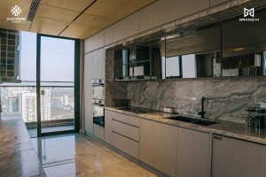 Trang chủ 13 Phòng bếp căn hộ mẫu Noble Crystal Tây Hồ với bàn đảo đá và view sông Hồng