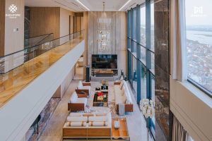 Trang chủ 12 Thiết kế thông tầng (Duplex) đẳng cấp tại phòng khách Noble Crystal Tây Hồ nhìn từ tầng lửng.