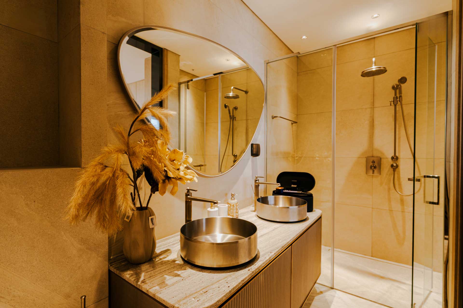 Mang Kiệt Tác Gessi Venti20 Vào Không Gian Tắm Tại Noble Crystal Tây Hồ: Đẳng Cấp"Private Wellness" 1 Toàn cảnh không gian phòng tắm tại nhà mẫu Noble Crystal Tây Hồ, ánh sáng vàng ấm hắt nhẹ làm nổi bật sự sang trọng của bộ vòi rửa chậu Lavabo Gessi Venti20